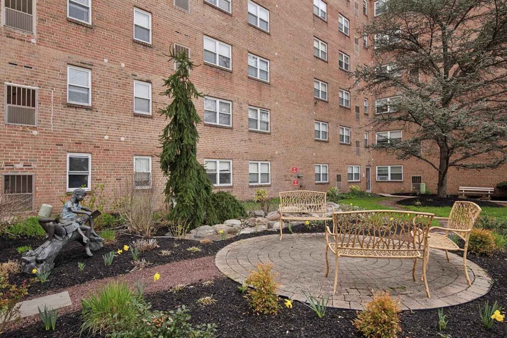 Crossings at Stanbridge property exterior courtyard
